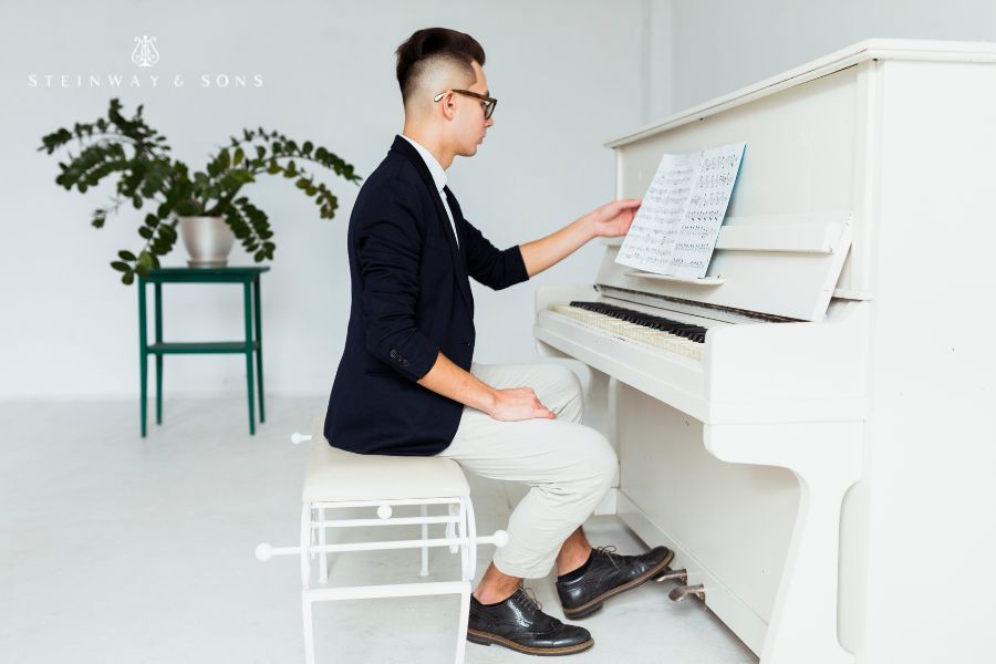 Ngồi đàn piano sai tư thế