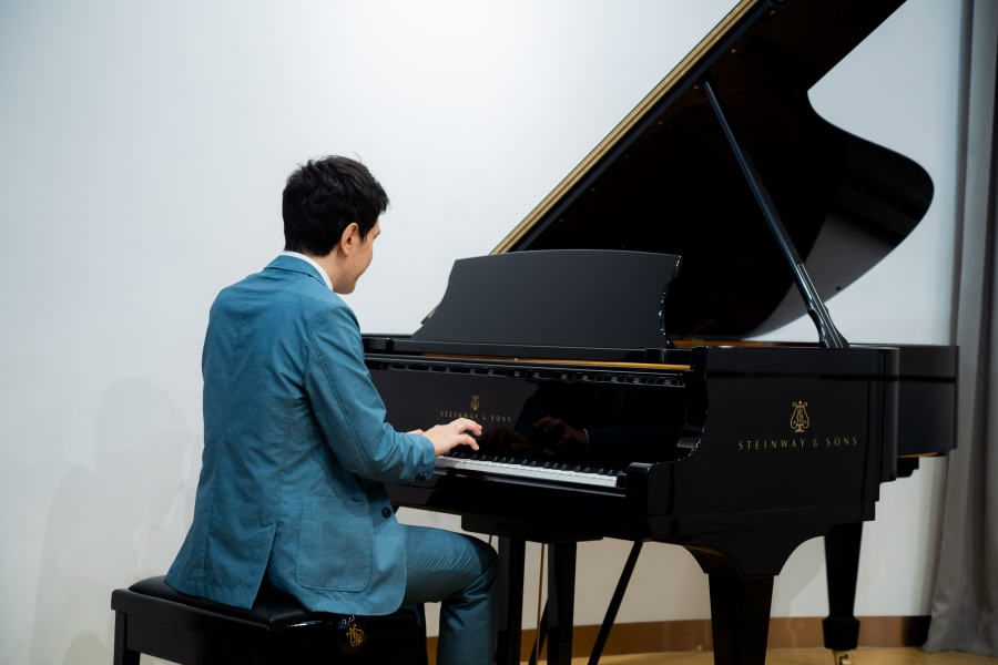 Tư thế ngồi đàn piano rất quan trọng