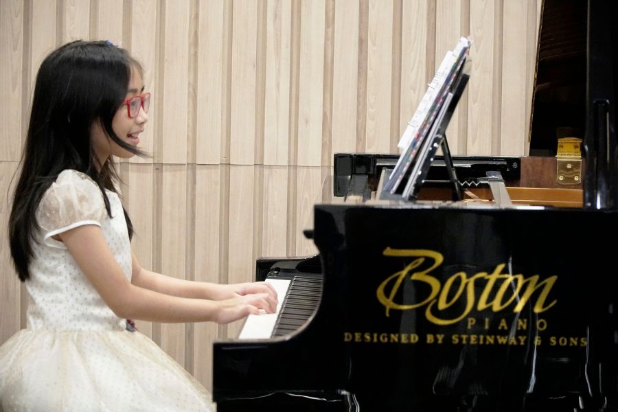 Hướng dẫn trẻ ngồi đàn đúng cách